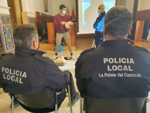 La Palma forma a sus policías para el uso correcto del desfibrilador portátil