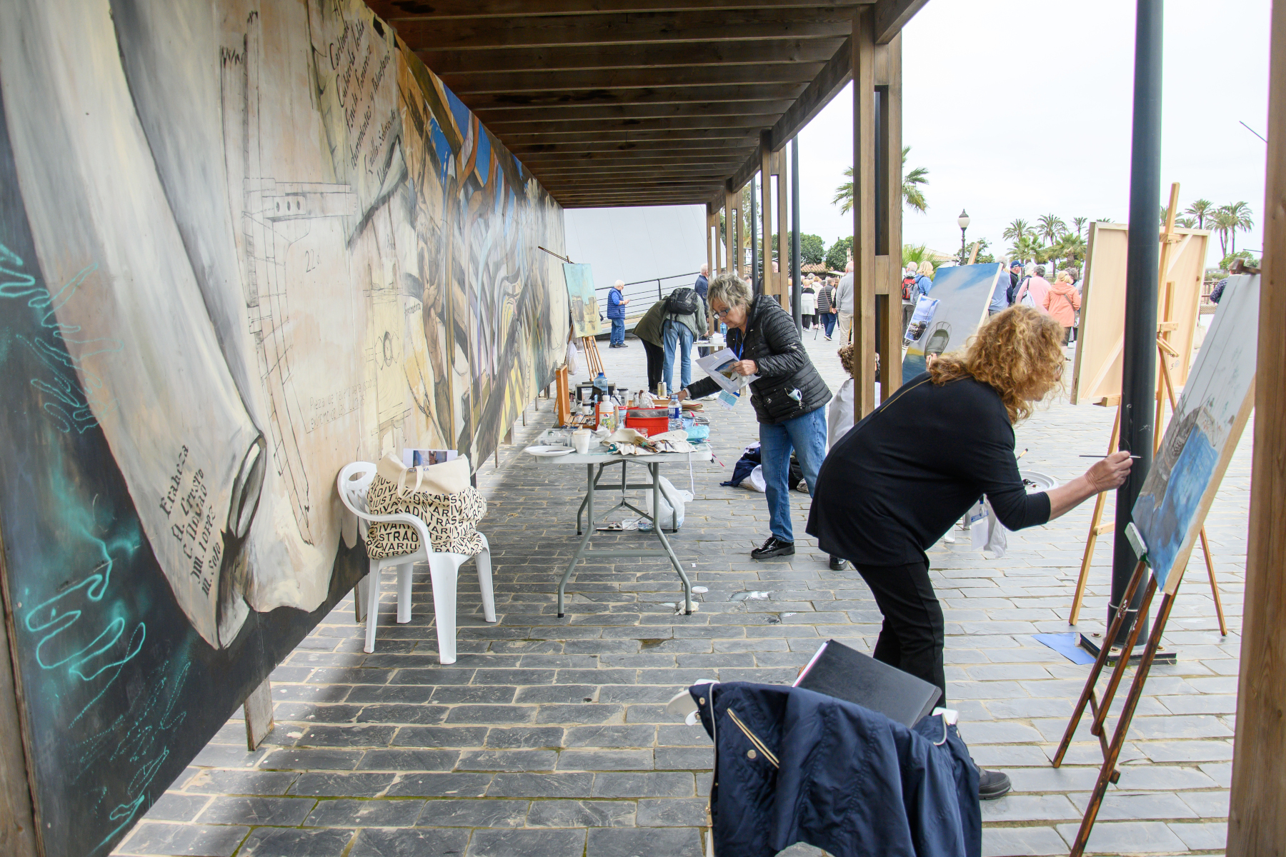 Una treintena de artistas muestran su visión del Muelle de las Carabelas