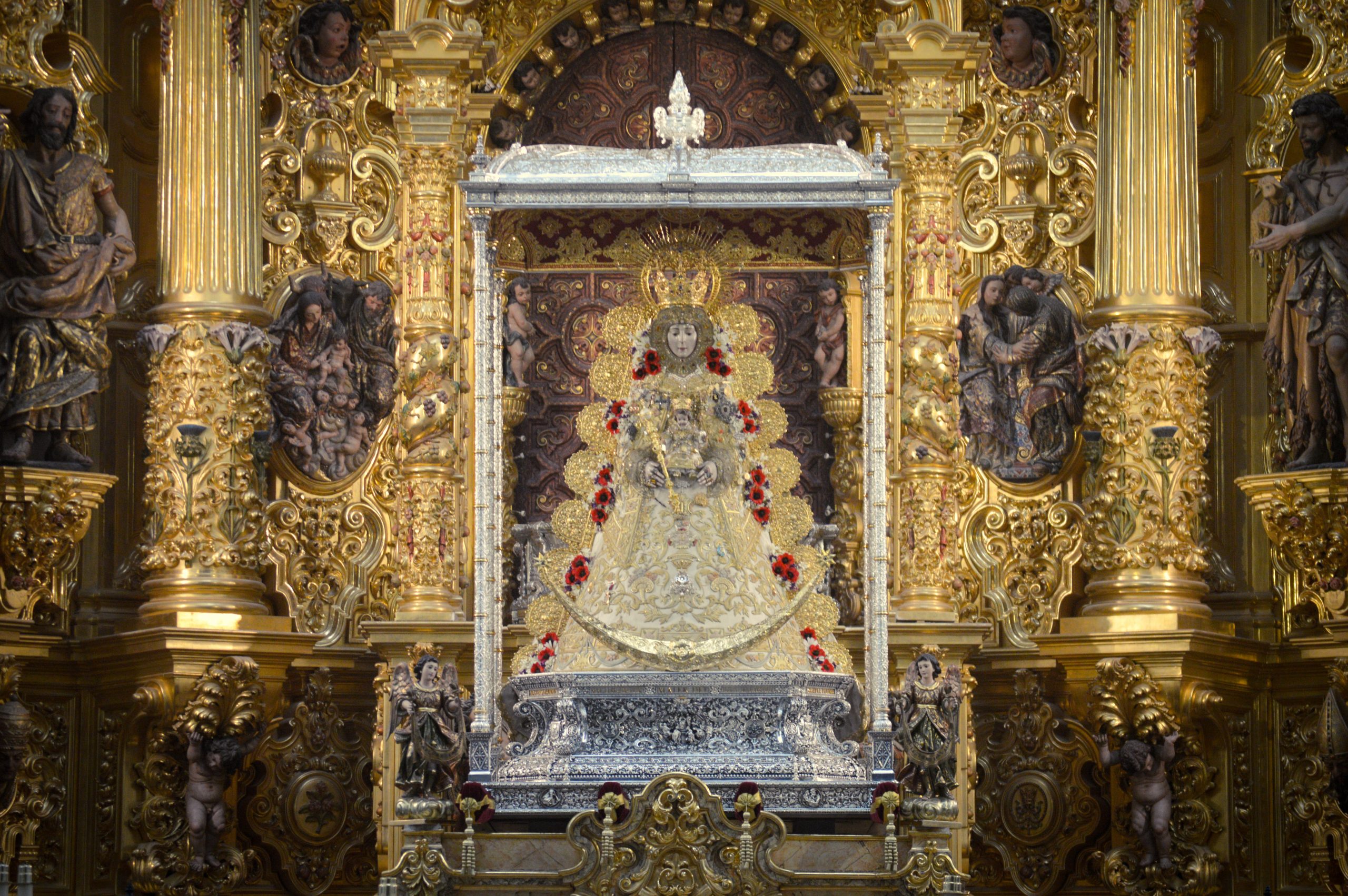 La Virgen del Rocío ataviada de reina esperando a sus hijos | Imagen: Hermandad Matriz