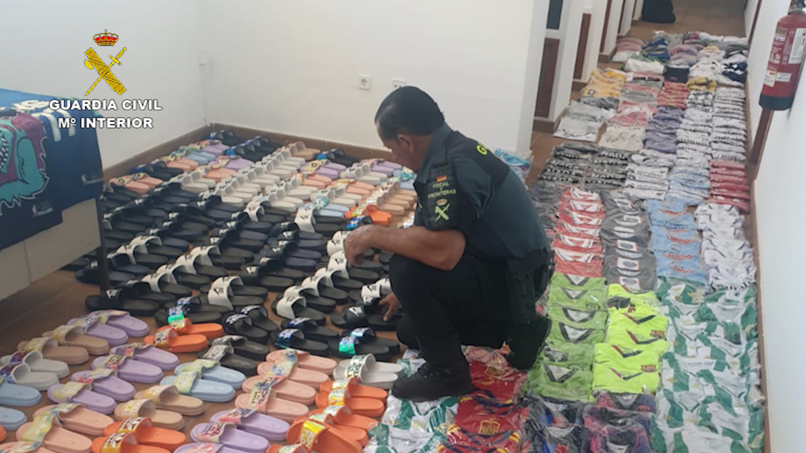La Guardia Civil interviene prendas deportivas y zapatillas de playa falsificadas en Matalascañas