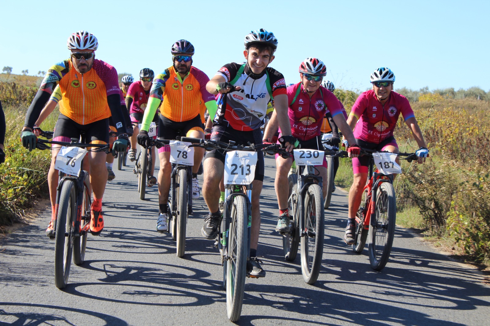 Más de 200 ciclistas recorren los viñedos del Condado