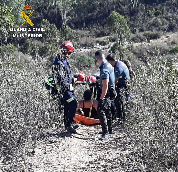 La Guardia Civil y bomberos de Valverde rescatan a una senderista