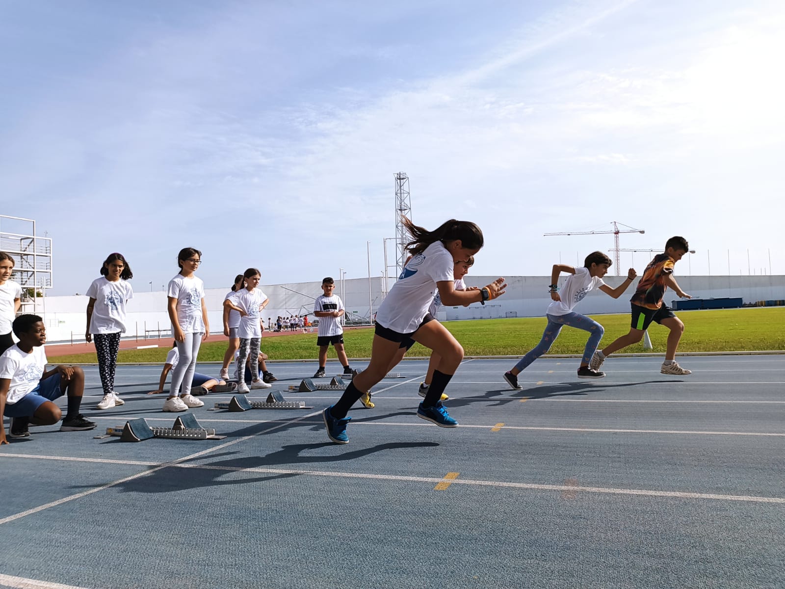 2.000 menores de Huelva participan en el taller de atletismo, tiro con arco y ‘Las Ajemates’