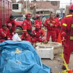 Los bomberos de Huelva rescatan a dos hombres atrapados en sus vehículos por las lluvias en Huelva