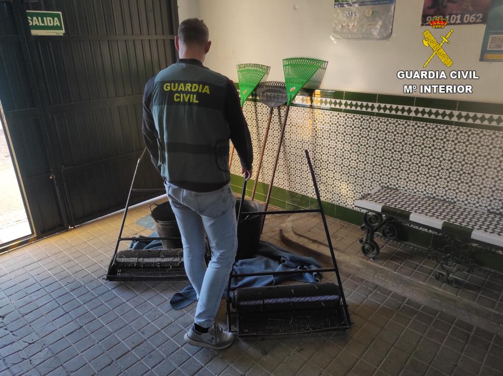 La Guardia Civil sorprende a cinco personas robando aceitunas en una finca de Chucena