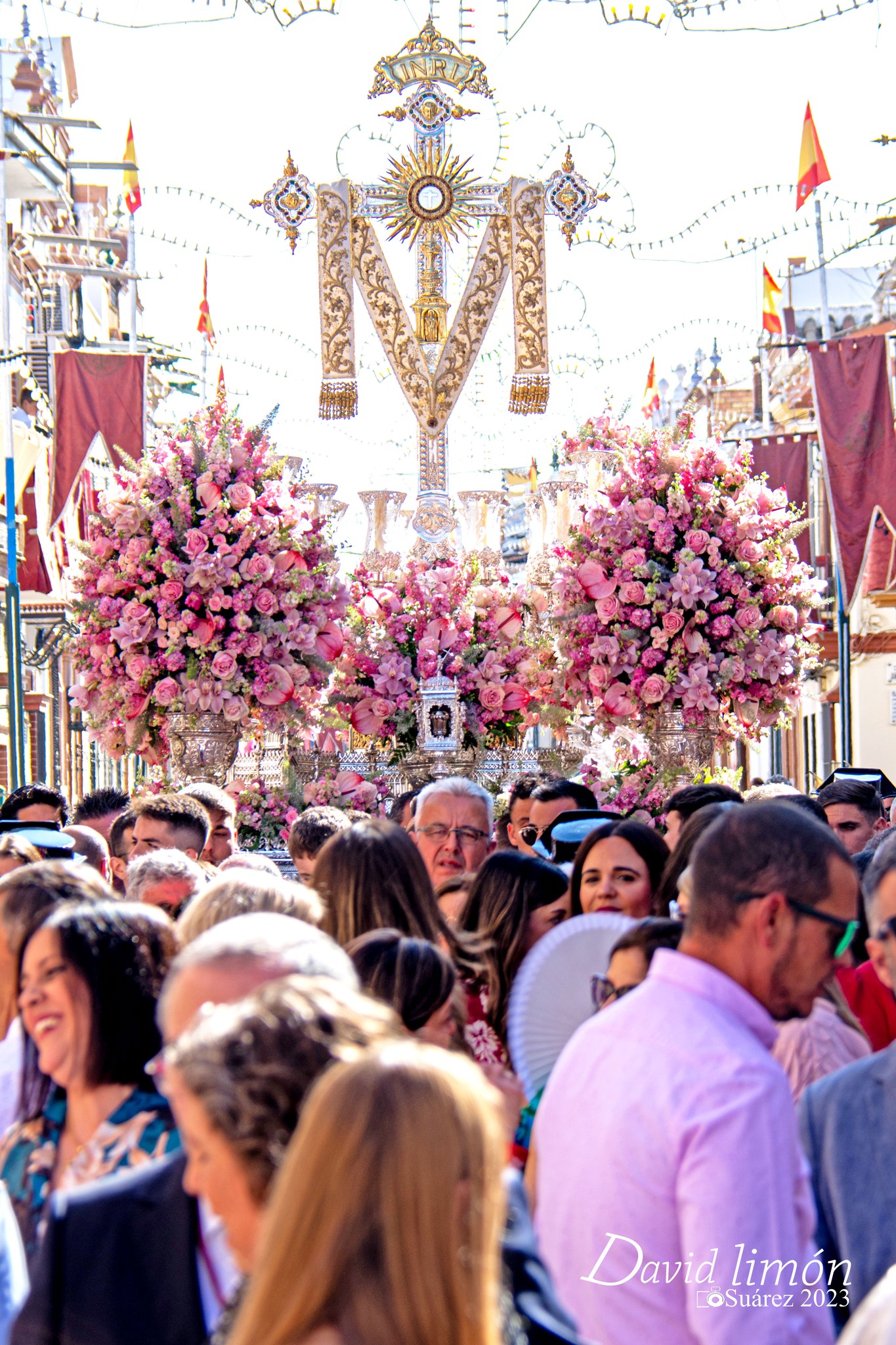 Broche de oro a la primera quincena de mayo con las fiestas de la Santa Cruz de la Calle Sevilla