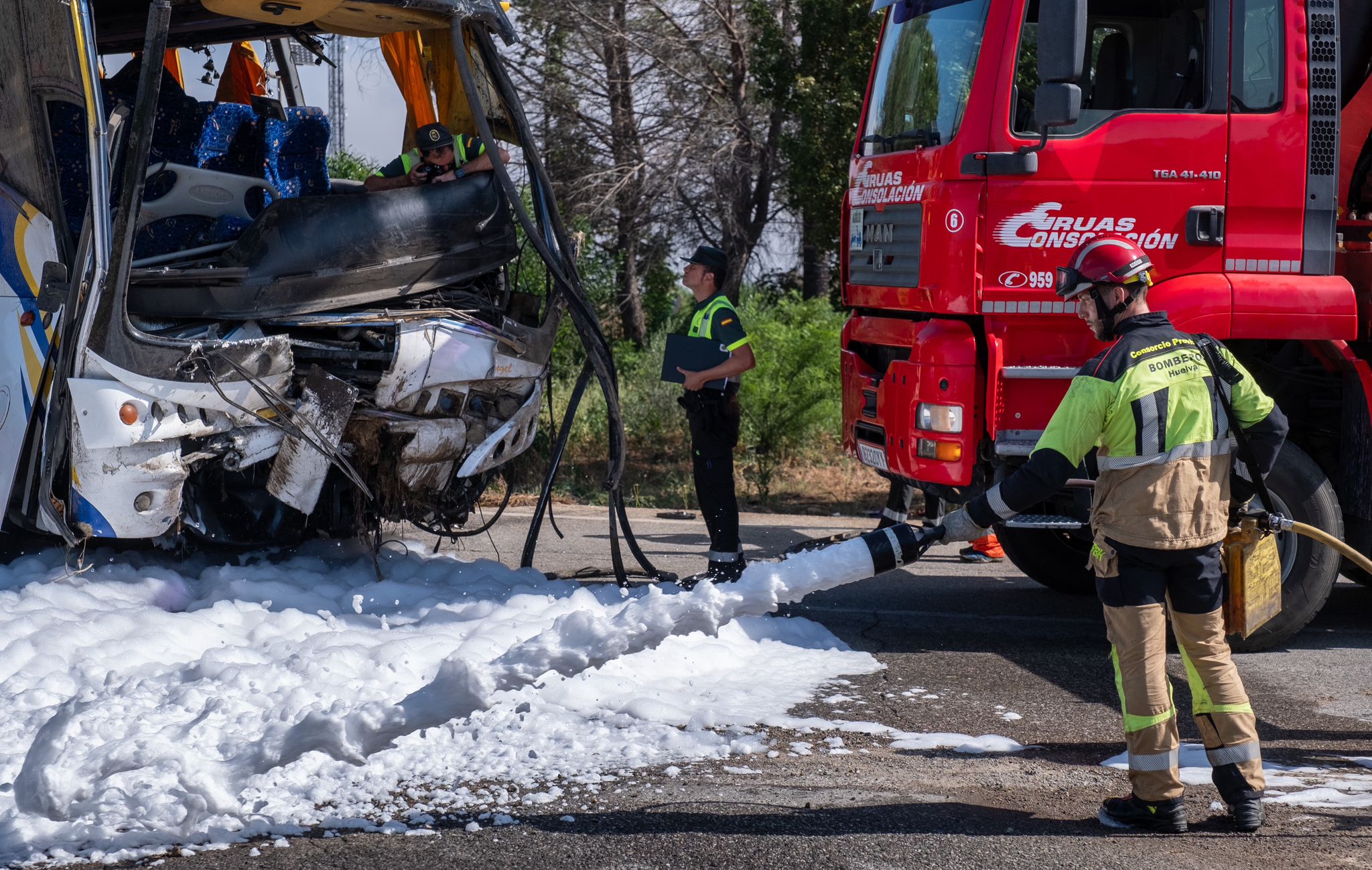Cinco vehículos y nueve efectivos del Consorcio de Bomberos intervienen en el rescate del accidente de Almonte