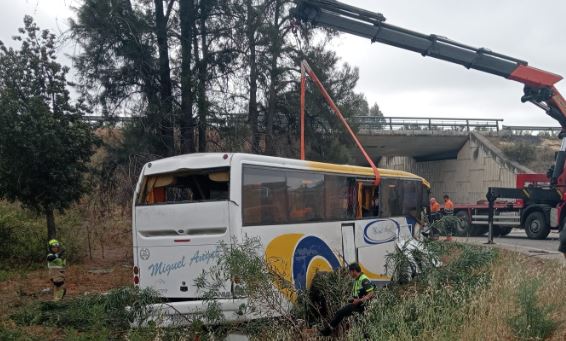 Una mujer fallecida y varios heridos tras haber volcado un autobús en Almonte