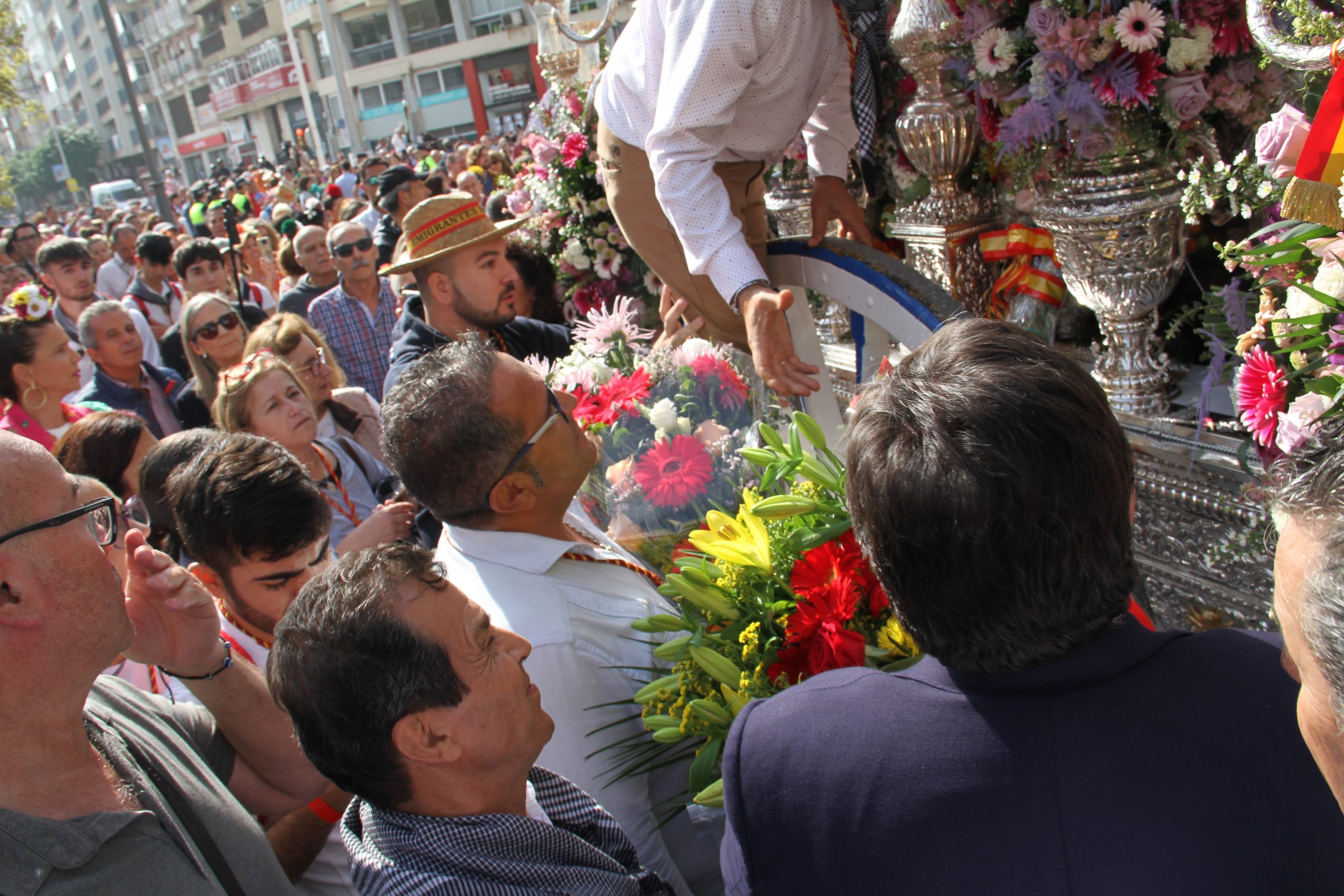Salvador Gómez realiza una ofrenda floral a la Hermandad de Emigrantes