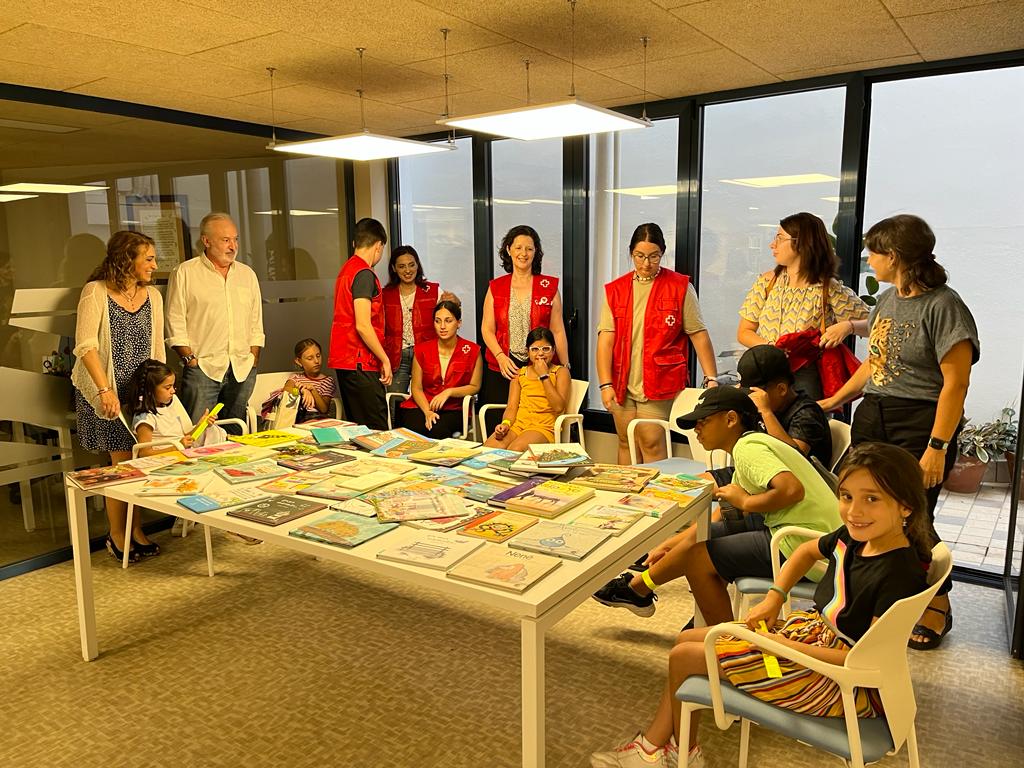 Niños y niñas del Campamento Cruz Roja Huelva visitan la Biblioteca de la Diputación