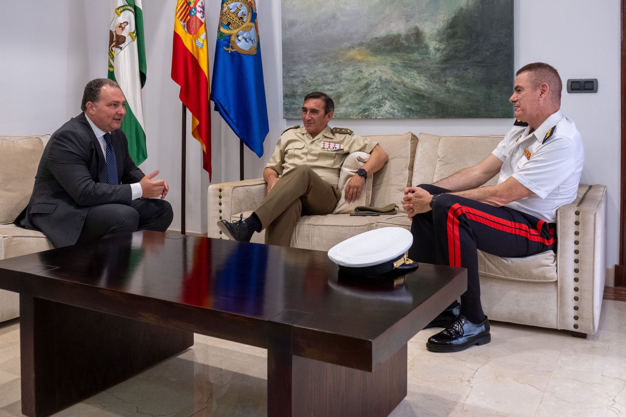 El presidente de Diputación recibe a los subdelegados de Defensa entrante y saliente