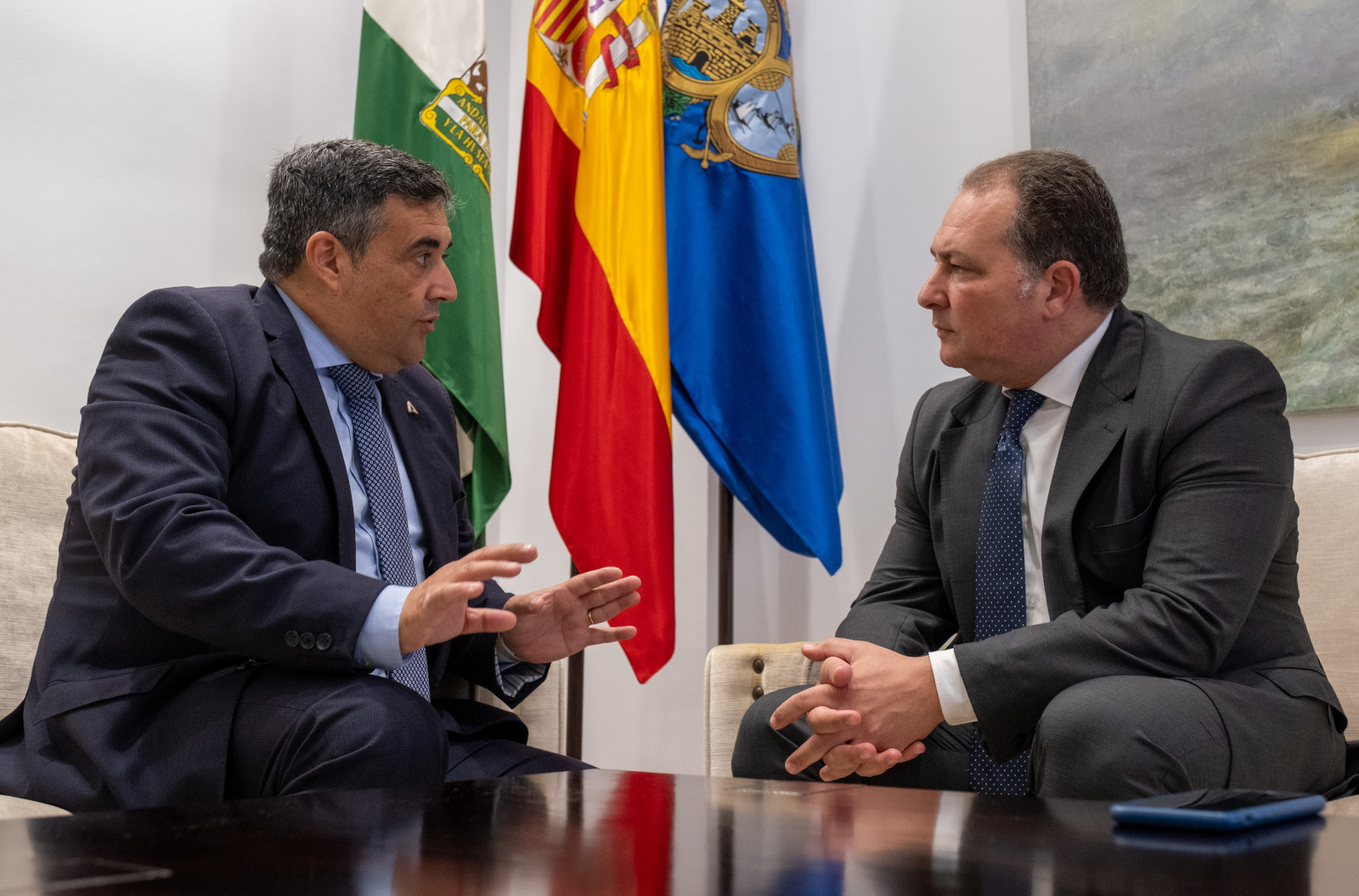 El presidente de Diputación recibe al delegado de la Junta