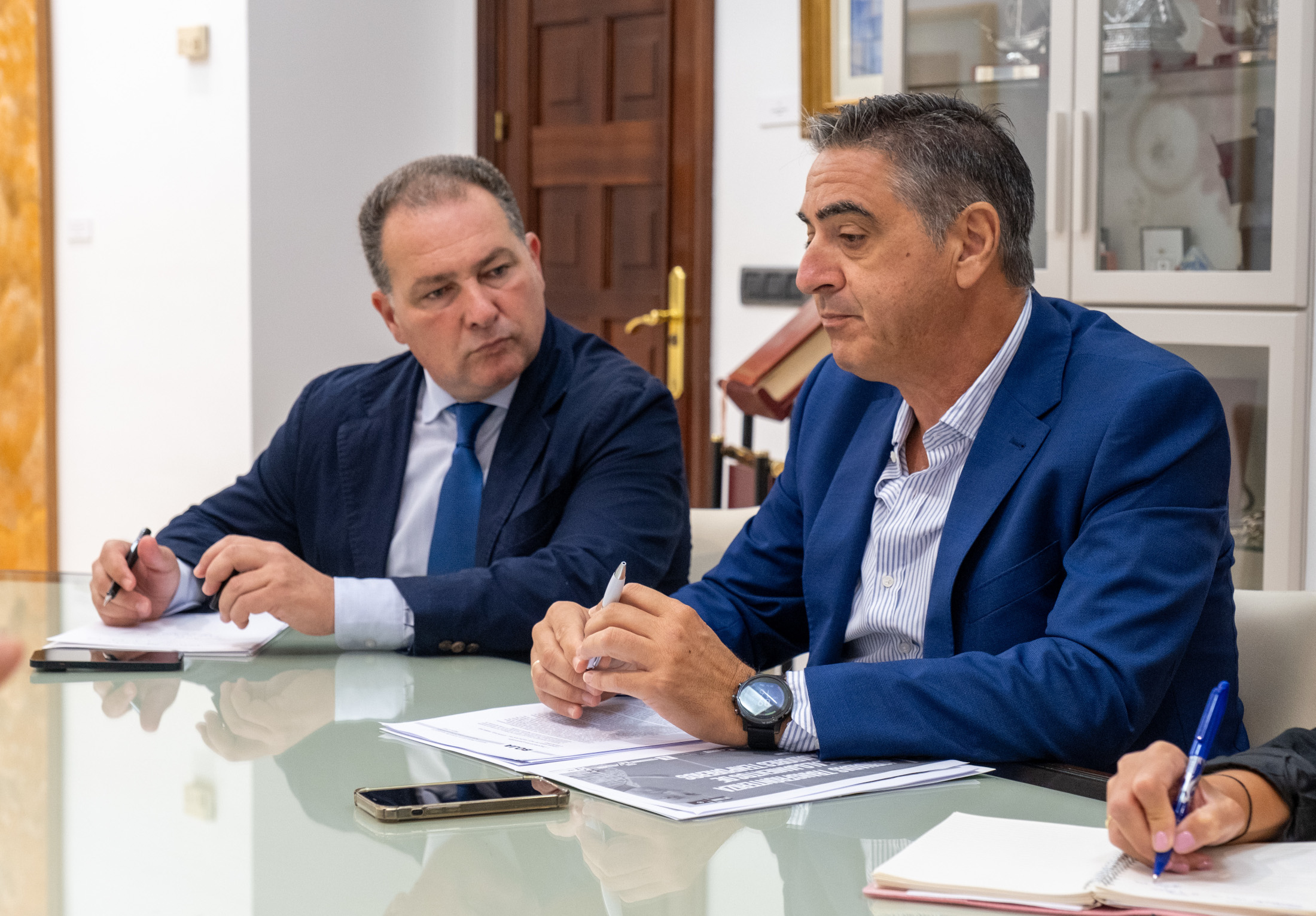 Toscano mantiene una reunión de trabajo con el director general de Políticas Migratorias de la Junta