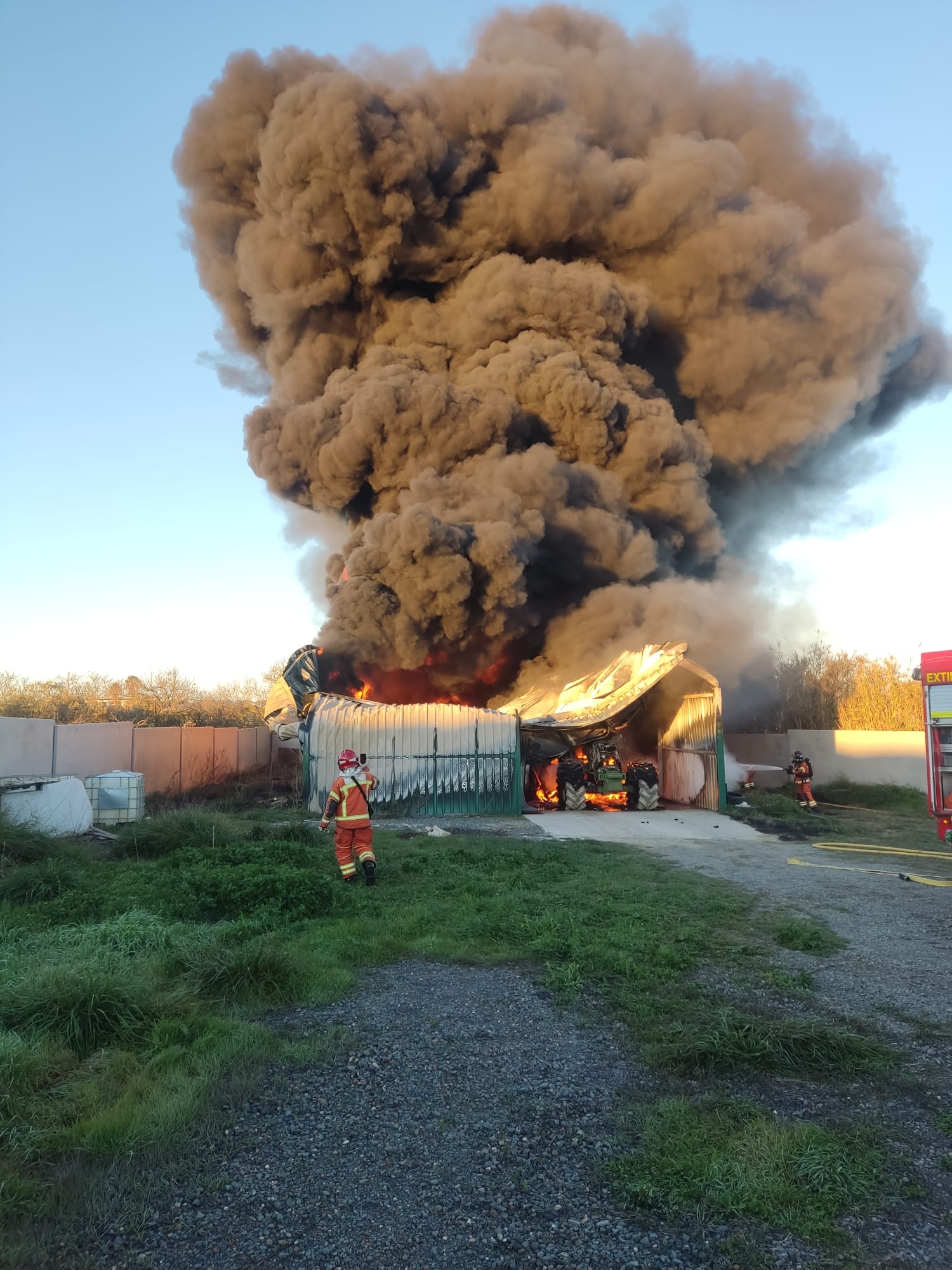 Un tractor incendiado en Moguer provoca una intensa columna de humo