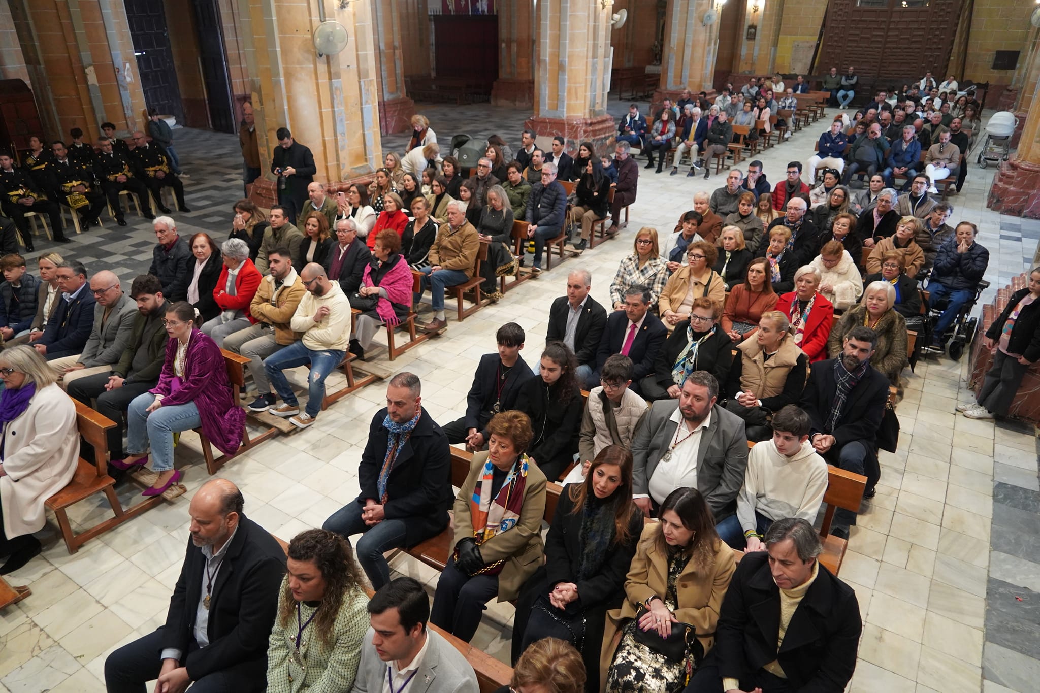Más de la mitad de los españoles se declara católico, pero solo uno de cada dos creyentes acude a misa