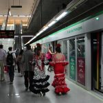 El metro de Sevilla completamente desbordado en la Feria de Abril