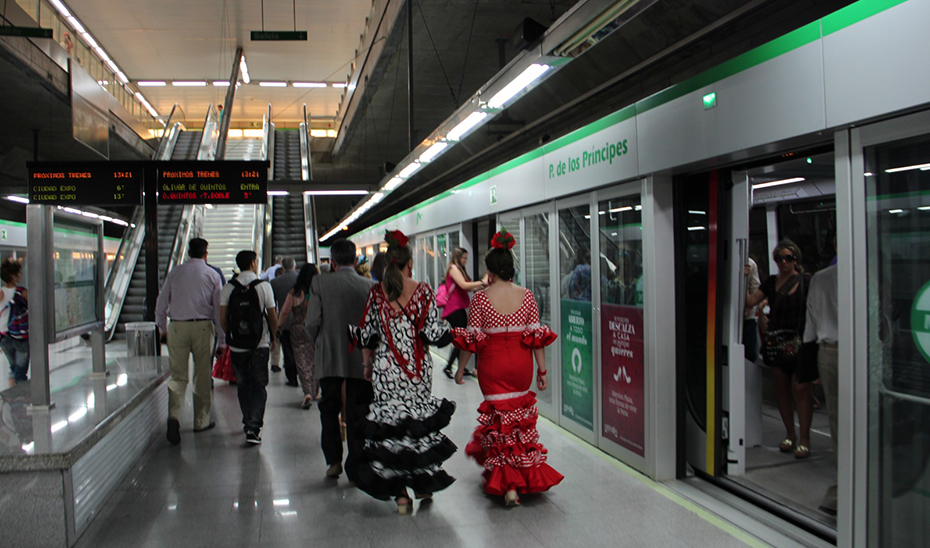 El metro de Sevilla completamente desbordado en la Feria de Abril