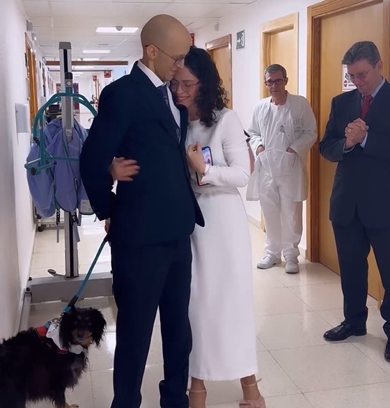 Una boda llena de amor en la unidad de cuidados paliativos del Hospital de Córdoba