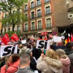 Ferraz se inunda de militantes y simpatizantes para trasladar su apoyo a Pedro Sánchez