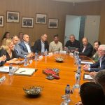 El sector de los frutos rojos traslada sus reivindicaciones al ministro Planas durante su visita a la CR Palos