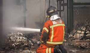 Evacuado al hospital tras un incendio en una vivienda de Nerva