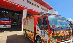 Un incendio de pastos en terrenos de Adif moviliza a los bomberos en Huelva
