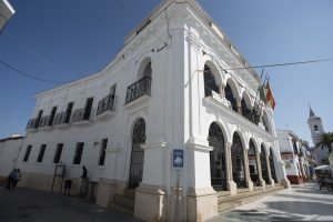 El Gobierno municipal de Almonte pierde la mayoría absoluta tras la salida de un concejal de Ilusiona