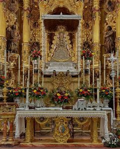 La Virgen del Rocío amanece en su paso a la espera de una nueva Romería