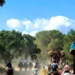 El Rocío 2025: Jueves de pascua florida suenan cohetes al alba, Paterna la rociera llena de fe se levanta