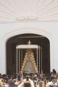 Una nueva amanecida a hombros de su pueblo, la Virgen recorre la aldea visitando a cada Simpecado