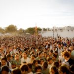 Más de 3.000 jóvenes caminan hasta las plantas de la Virgen en la XXI Peregrinación de Jóvenes Rocieros