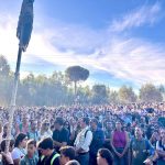 Loles López ensalza “las ganas, la fuerza y la fe” de la juventud en su peregrinación a la aldea de El Rocío