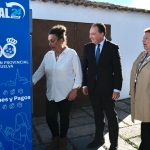 Los vecinos de Cumbres de Enmedio pueden ya retirar dinero en efectivo en el cajero automático instalado por Diputación