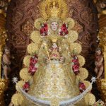 La Virgen amanece engalanada a las puertas de Navidad con los símbolos del Centenario de la Coronación