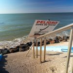 Almonte reclama al Miteco intervenir de urgencia en Matalascañas ante la erosión que avanza hacia el paseo marítimo 