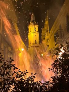 Trigueros enciende su tradición para honrar a San Antonio Abad con las Candelas del Santo  