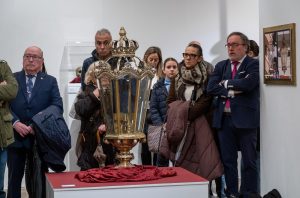 Abre en la Sala de la Provincia la exposición ‘Por la Santa Cruz, a la luz’, un recorrido por el patrimonio de la Cofradía
