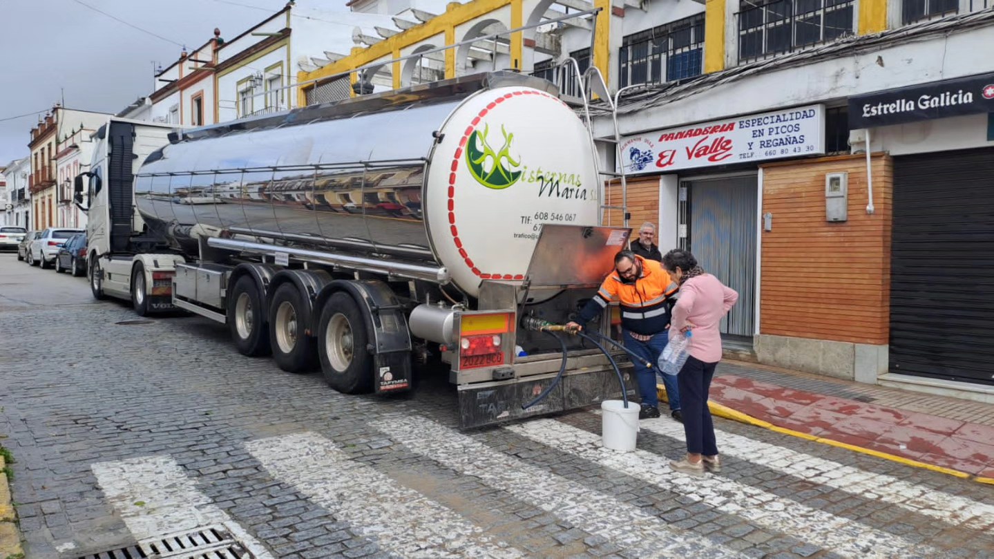 Hinojos se queda sin agua por la rotura de la tubería principal tras un desprendimiento causado por el temporal