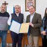 El presidente de la Diputación entrega en Adamuz la declaración institucional de concesión de la Medalla de Oro