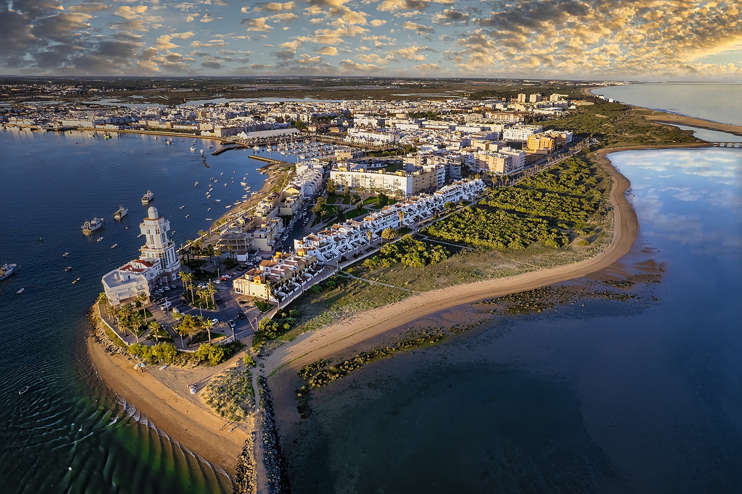 Un herido tras el incendio de un barco en Isla Cristina