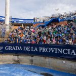 Una gran pancarta con el lema ‘La provincia de Huelva, cuna y orgullo del fútbol español’ se despliega este domingo en el Nuevo Colombino