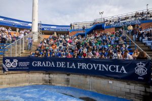 Una gran pancarta con el lema ‘La provincia de Huelva, cuna y orgullo del fútbol español’ se despliega este domingo en el Nuevo Colombino