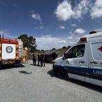 Una herida en un accidente de tráfico en un camino rural de Lepe