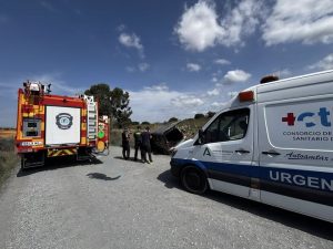 Una herida en un accidente de tráfico en un camino rural de Lepe