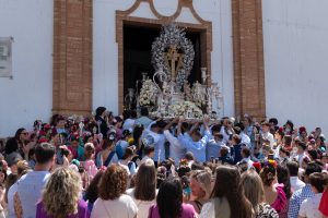 La Santa Cruz de Arriba procesiona este fin de semana en Rociana con destacadas formaciones musicales de Andalucía