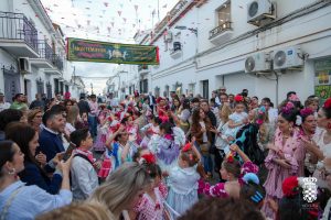 El pregón de Pepelu Bonaño y los rosarios de azulejos anticipan la romería de Montemayor