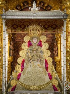 La Virgen del Rocío amanece entronizada en su paso para la Romería de 2026