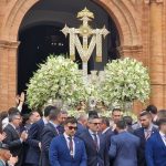 La Santa Cruz de la Calle Sevilla vuelve a su capilla en una jornada marcada por la fe y devoción