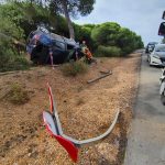 Una mujer resulta herida tras salirse de la vía y chocar contra un pino en la carretera de La Bota