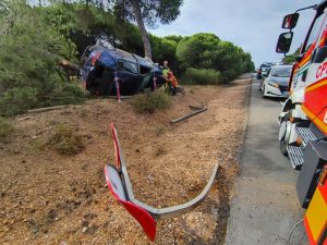 Una mujer resulta herida tras salirse de la vía y chocar contra un pino en la carretera de La Bota